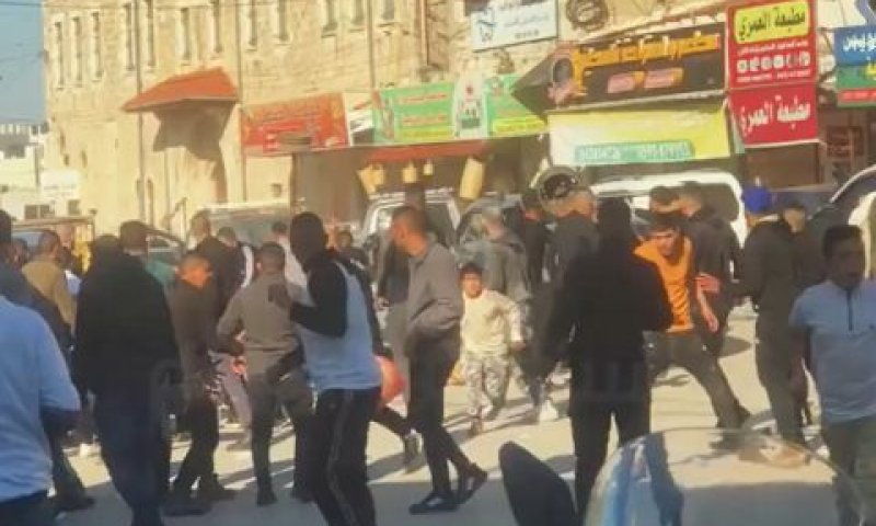 אספסוף ערבי תוקף את רכב המסתערבים באבנים ובחפצים