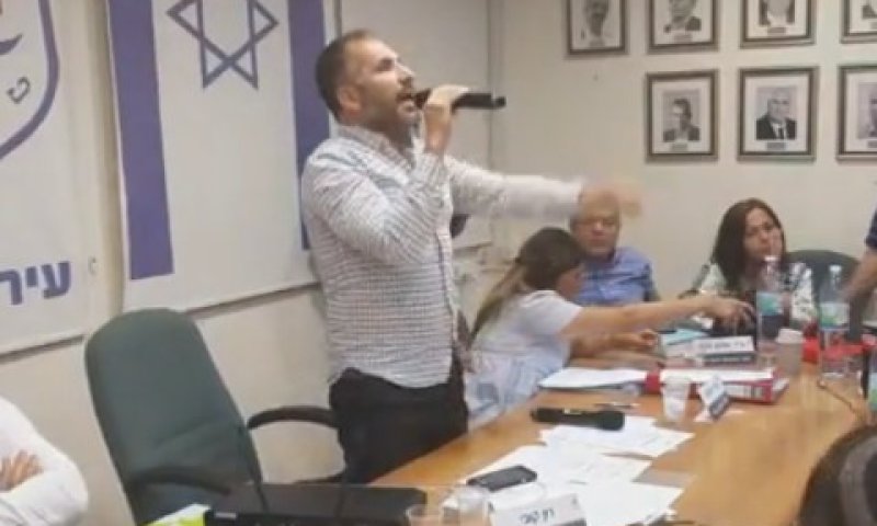 קובי בישיבת מועצת העירייה