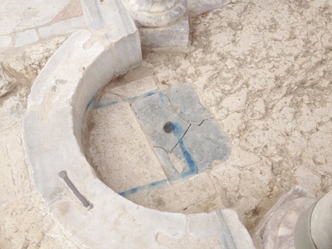 אבן המרצף המנופצת [צילום: צחי דבירה]