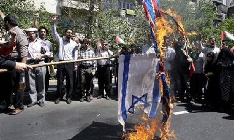 שריפת דגלי ישראל ובריטניה באירן [צילום: AP]