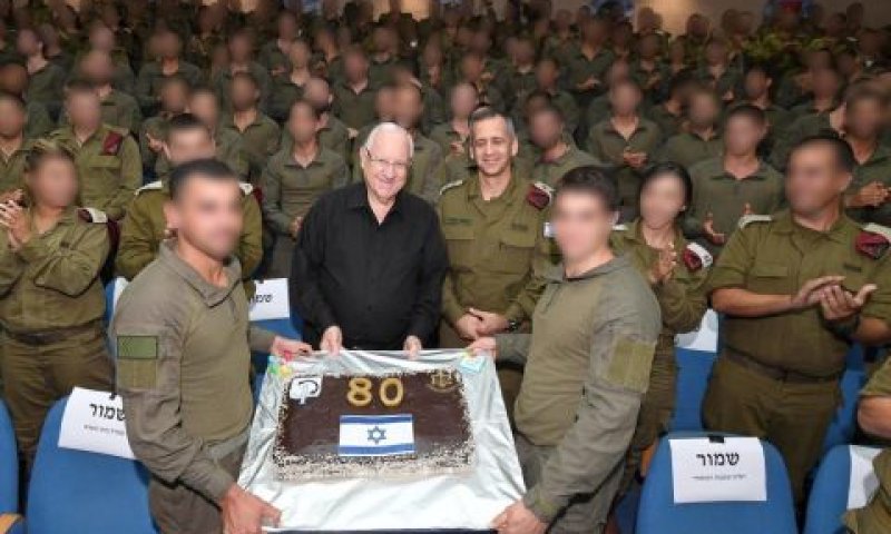 ריבלין עם החיילים. הגיבורים האמיתיים [צילום: מארק ניימן / לע"מ]