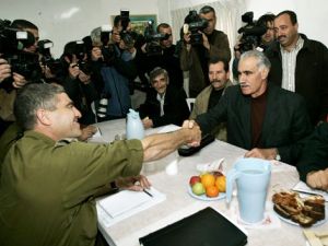 חבר מביא חבר [צילום: AP]