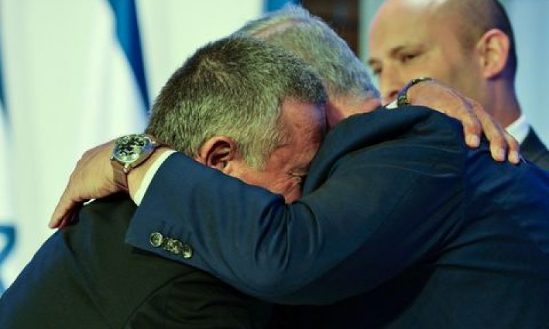 דורון אלמוג מחבק את נתניהו וברקע בנט [צילום: חיים צח/לע"מ]