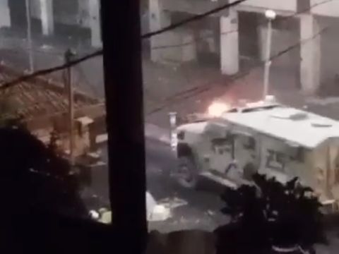 ג'יפ צה"לי רגע לפני שעלה על מטען [צילום: שימוש לפי סעיף 27א לחוק זכויות יוצרים]