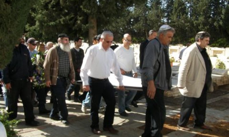 נחום חופרי מלווה את בנימין וולפוביץ' בדרכו האחרונה [צילום: אבישי קליין]