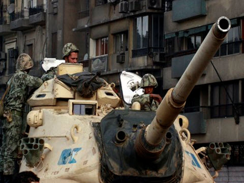 טנקים בחוצות הערים במצרים [צילום: AP]