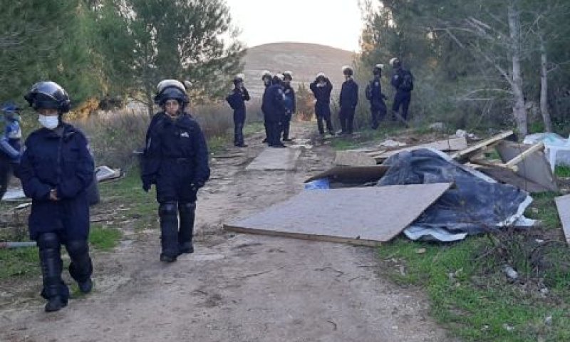 שוטרים ליד ההריסות בחומש [צילום: ישיבת חומש]