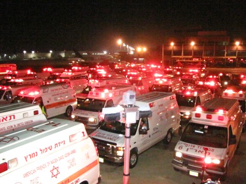 עשרות אמבולנסים במסלול הנחיתה [צילום: דוברות מד"א]