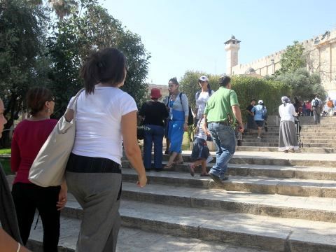 מערת המכפלה. תפילות המוניות וסיורים בסמטאות חברון [צילום: משקפת - פרוייקט היכרות לאומי]