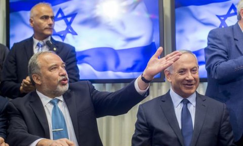 נתניהו וליברמן. גלנט מודר [צילום: יונתן זינדל/פלאש 90]