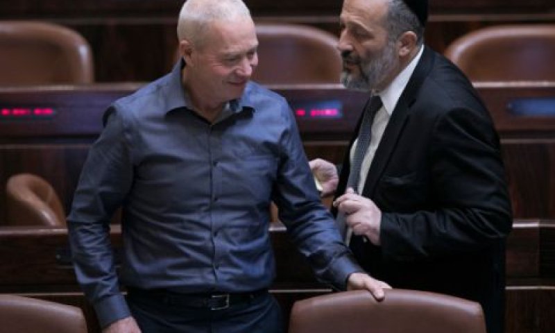 דרעי. חיבוק דב לנתניהו [צילום: יונתן זינדל/פלאש 90]