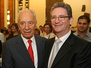 פרנקלין והפרס בבית הנשיא [צילום: יח"צ]