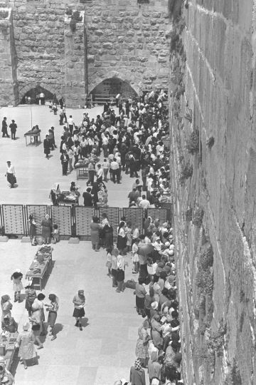 המחיצה בכותל, אפריל 1968 [צילום: משה מילנר/לע"מ]