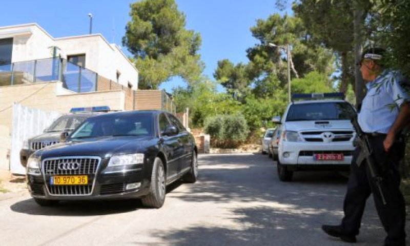 מכוניתו של אולמרט חונה מחוץ לביתו במוצא [צילום: פלאש 90]
