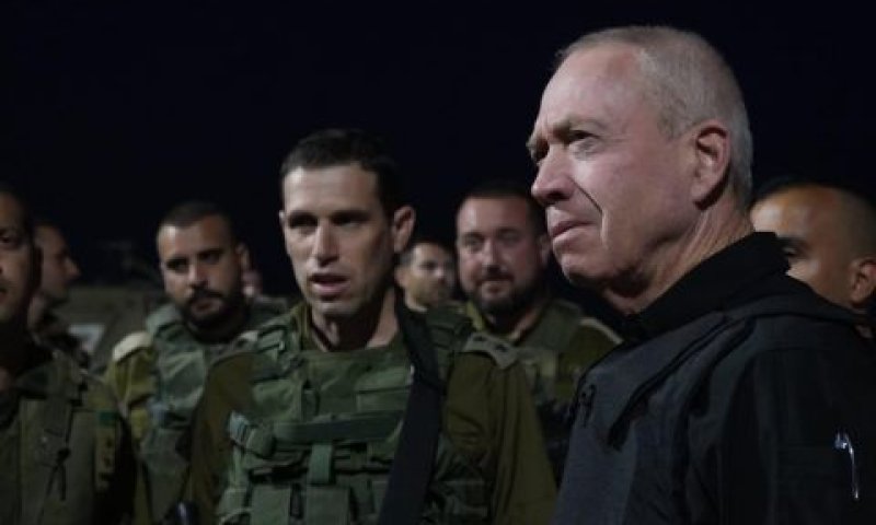 השר גלנט, בפגישה עם מפקדים [צילום: אלעד מלכה]