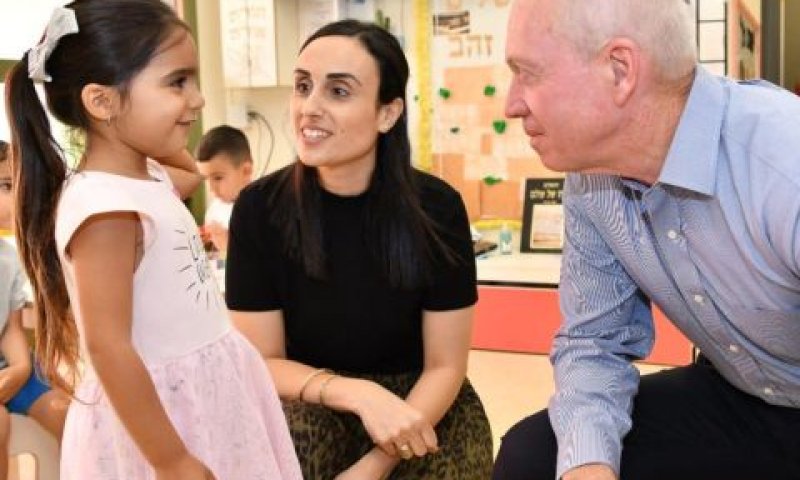 גלנט בסיור בגן ילדים בנתיבות [צילום: שלומי אמסלם/לע"מ]