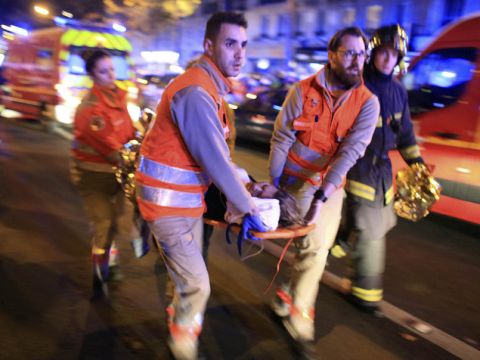 זוועה בפריז. כוחות הצלה מפנים נפגעים [צילום: AP]