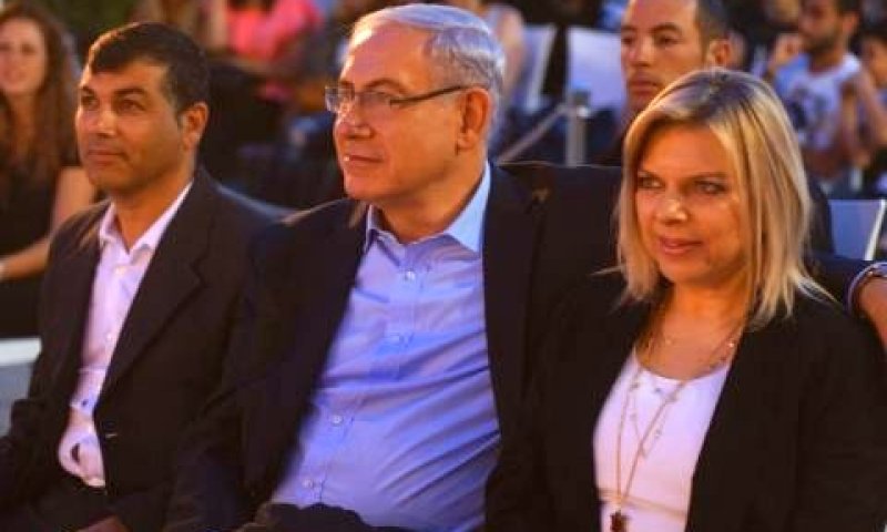 שרה ובנימין נתניהו עם ראש עיריית בת ים, יוסי בכר [צילום: עמית צינמן]