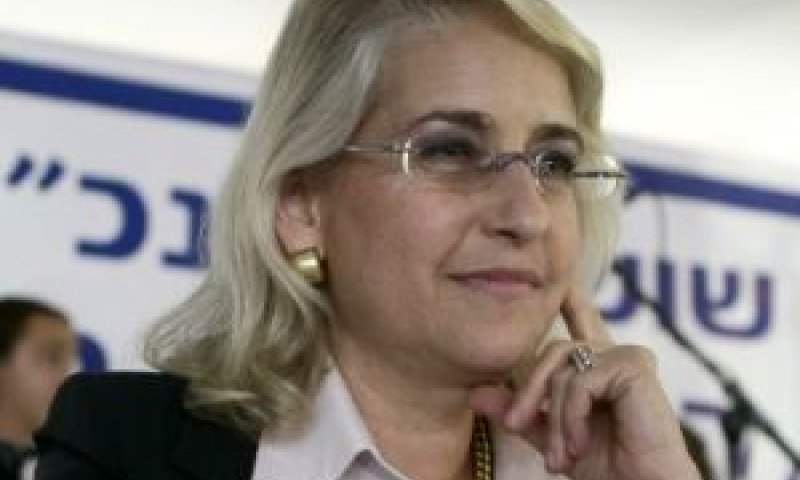שטואבר. חוסר איזון בספר [צילום: פלאש 90]