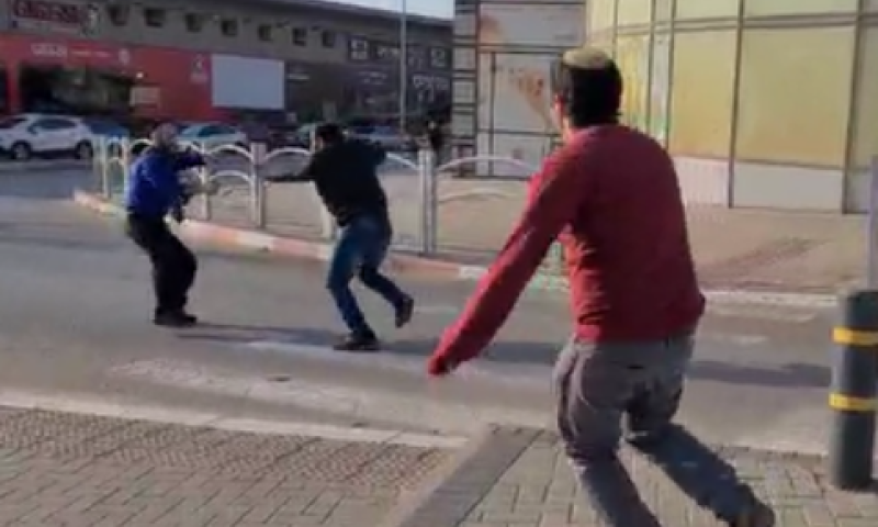 שני האזרחים שחיסלו את המחבל אתמול [צילום: שימוש לפי סעיף 27א]