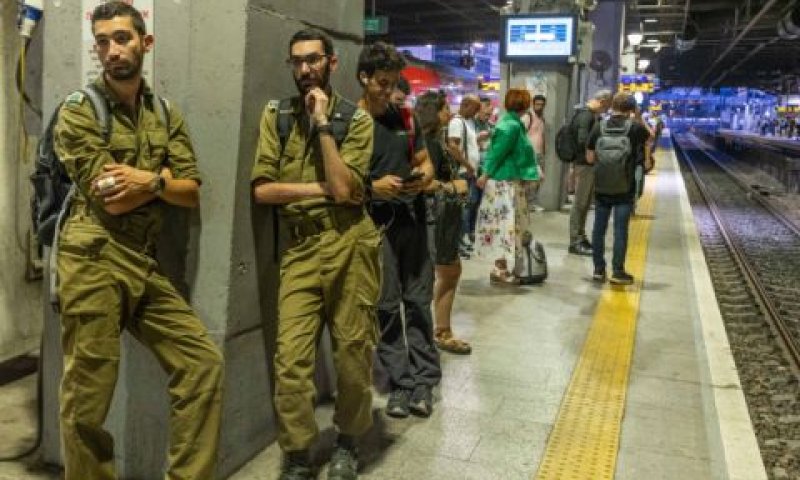 חיילי מילואים בתחנת רכבת השלום [צילום: יוסי אלוני, פלאש 90]