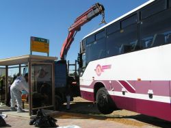 משאית-מנוף סייעה בהרמת האוטובוס וחילוץ הלכודים