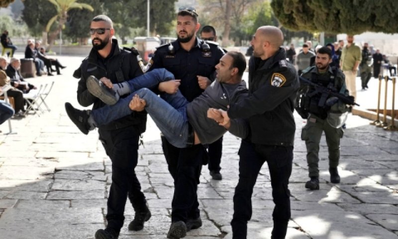 מעצר חשוד בהר הבית, הבוקר [צילום: מחמוד אילין, AP]