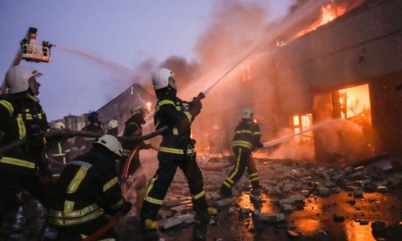 כבאים אוקראינים מכבים שריפה במחסן בקייב [צילום: ואדים גרדה/AP]