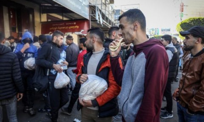 פלשתינים מתגודדים ליד מאפייה ברפיח [צילום: עבד אל-רחים חטיב/פלאש 90]