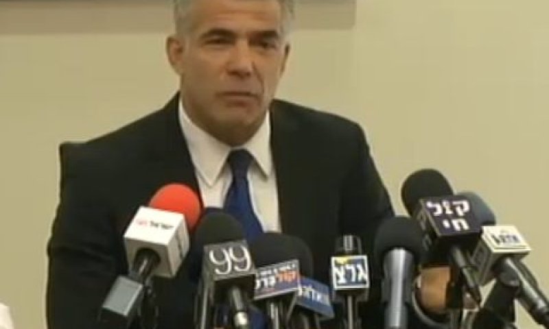 לפיד. החלטה מקצועית ראשונה