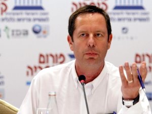 אופיר פינס - שמר על כוחו [צילום: פלאש 90]