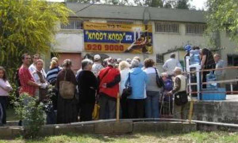 נזקקים ממתינים בתור לחלוקת מזון לקראת פסח