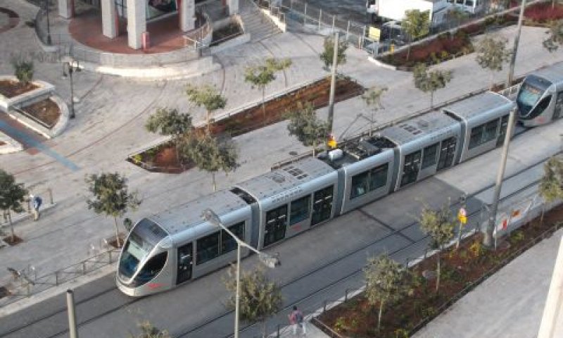 רכבת קלה. ובסיטיפס תקלה [צילום: איתמר לוין]