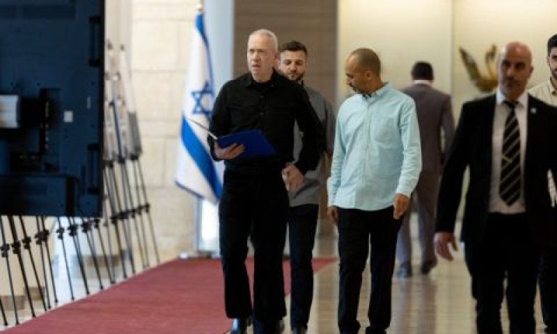 גלנט בדרך לישיבת הסיעה [צילום: יונתן זינדל/פלאש 90]