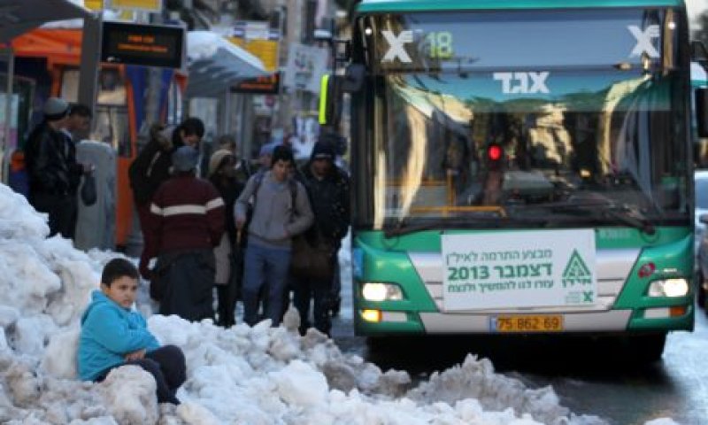 קו 18. אף אחד לא יושב בתחנה [צילום: פלאש 90]