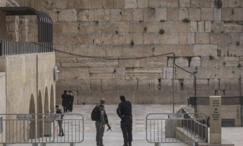 רחבת הכותל מיותמת [צילום: חיים גולדברג/פלאש 90]