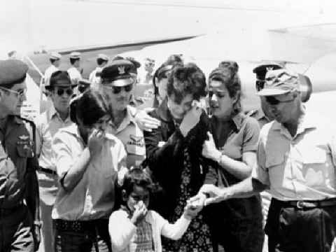 2 ביולי עם הגעת גופתו של אלון, משה דיין מנחם את בני המשפחה
