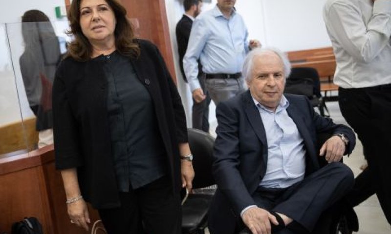 איריס ושאול אלוביץ בבית המשפט [צילום: יונתן זינדל, פלאש 90]