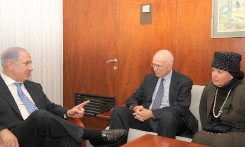 נתניהו משוחח עם קורב ועם אסתר פולארד [צילום: עמוס בן-גרשום/לע"מ]