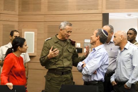 גנץ מסתודד עם חברי הוועדה שלח, יוגב, שטרן ושקד [צילום: פלאש 90]