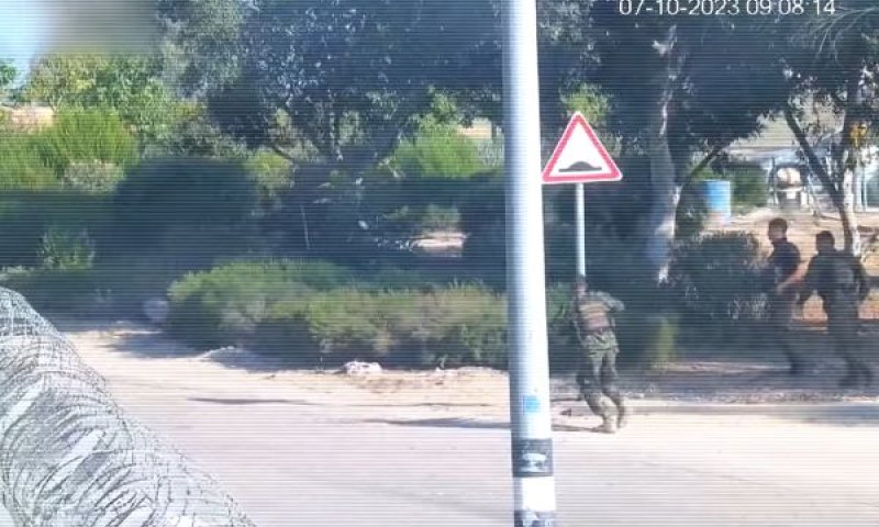 מחבלים חודרים לקיבוץ [צילום: מצלמת אבטחה]