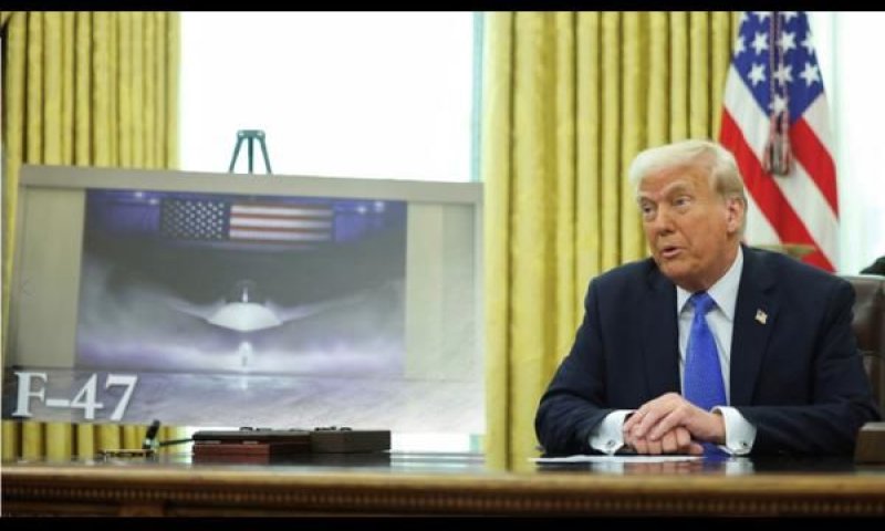 טראמץ מכריז על הזוכה: בואינגד [צילום: AP]