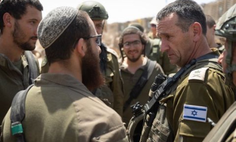 הלוי עם לוחמים [צילום: דובר צה''ל]