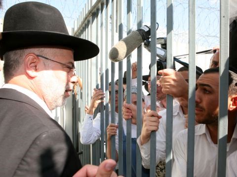 בניזרי ותומכיו בשערי הכלא [צילום: פלאש 90]