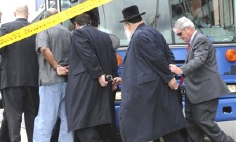 העצורים מובלים לבית המשפט [צילום: AP]