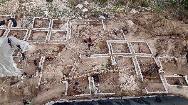 צילום אוירי של חפירת רשות העתיקות ליד בית שמש [צילום: אמיל אלג'ם, רשות העתיקות]