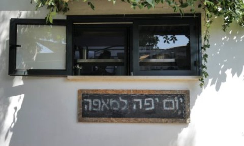 נהנים מבית הקפה האחרון הפועל בגולן במלחמה, הממוקם בקרון רכבת ישן בקדמת צבי [צילום: מיכאל גלעדי/פלאש 90]
