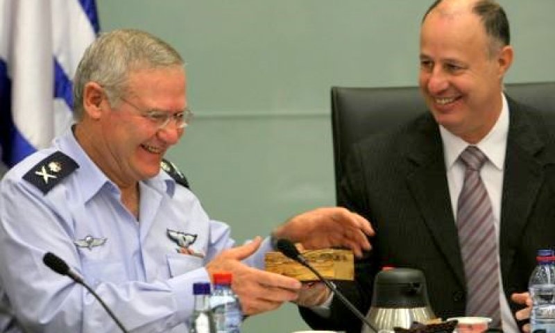 ידלין מקבל מתנת פרידה מיו"ר הוועדה צחי הנגבי [צילום: פלאש 90]
