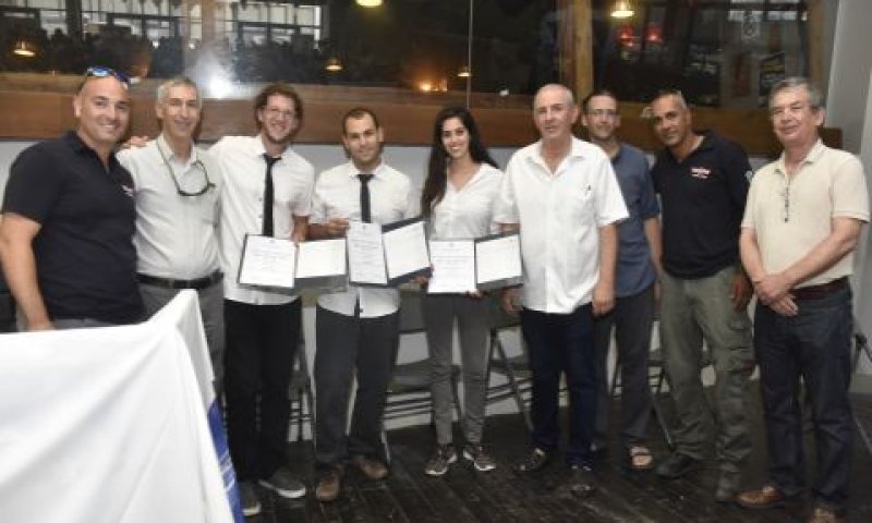 הענקת הפרס למקום הראשון. מימין לשמאל : דיקן הפקולטה להנדסת מכונות פרופ' יורם הלוי, נואל נאור, ד"ר חגי במברגר, פרופ' ראובן כ"ץ , קרין רם, נמרוד קידר, אורן כהן, המשנה הבכיר לנשיא הטכניון פרופ' אדם שורץ ואבירם קרובי [צילום: שרון צור, דוברות הטכניון]