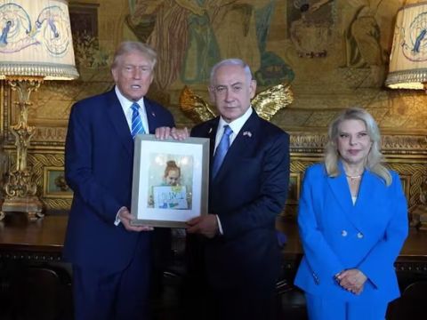 נתניהו, טראמפ. עם תמונת התינוק החטוף אריאל ביבס [צילום: רועי אברהם, לע״מ]